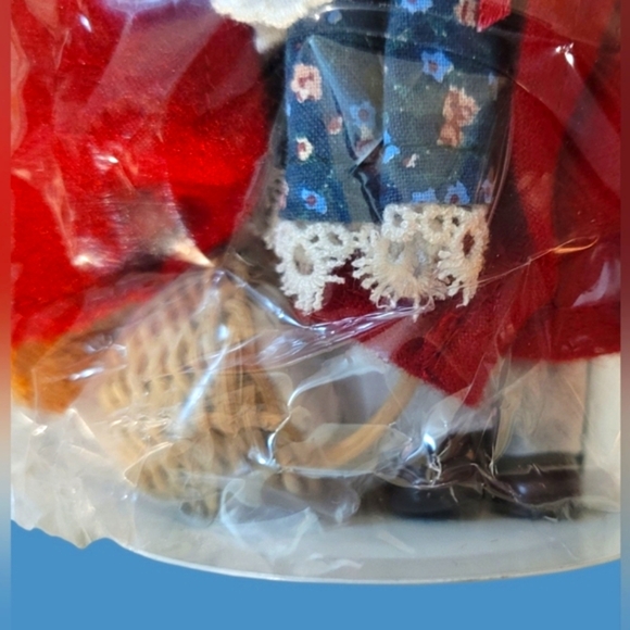 NIB VINTAGE 1985 AVON FAIRYTAIL COLLECTION LITTLE RED RIDING HOOD PORCELAIN DOLL - Picture 6 of 12